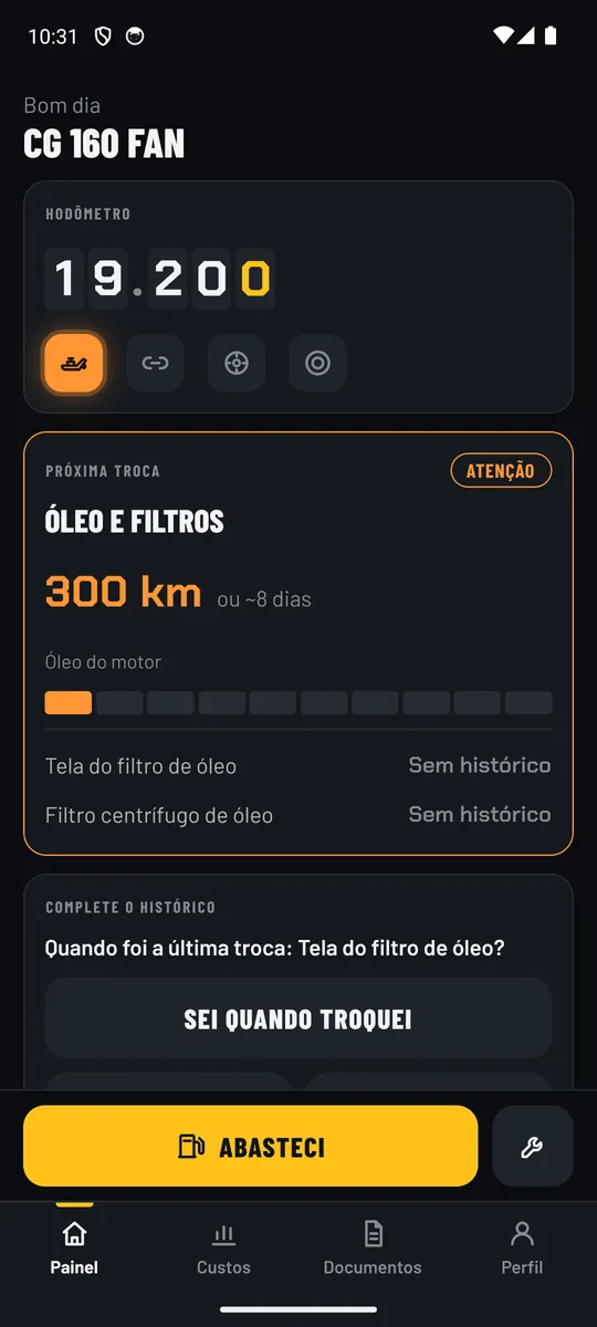 A mesma tela no tema escuro: fundo quase preto, a luz do óleo acesa com brilho e o número da próxima troca em laranja claro.